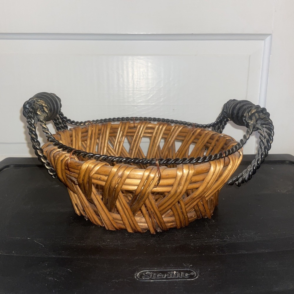 Rattan‎ Basket With Wire Handles And Rim